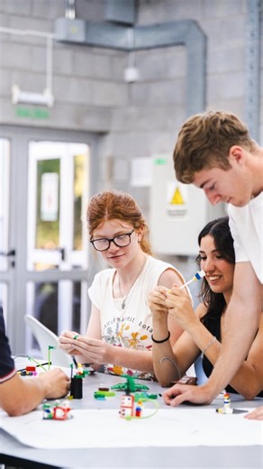 🚗💡 ¿Cómo se imaginan el futuro de la movilidad?⁣ En la Austral lo exploramos junto a @audiarg en el concurso Movilidad Sustentable, donde estudiantes de distintas carreras diseñamos ideas para un futuro más innovador y responsable. ⁣ ⁣ Una experiencia que une educación, tecnología y propósito. 🌎✨⁣ Seguimos formando a quienes se animan a imaginar un mundo mejor, desde el conocimiento y la acción. | Universidad Austral