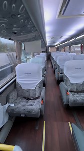 COMIL HD LEITO TOTAL DA CLAYTUR A Claytur Turismo, com sede em Braço do Norte (SC), é referência em viagens com conforto e segurança para quem precisa ir a São Paulo fazer compras. Todos os domingos, a empresa realiza viagens com destino ao Brás, ponto tradicional do comércio paulistano. 🚌 A bordo de um Comil Campione HD 2013, montado sobre o confiável chassi Scania K400IB 6x2, os passageiros contam com um ambiente confortável e muito bem conservado. São 28 poltronas Leito, com grande reclinaçã