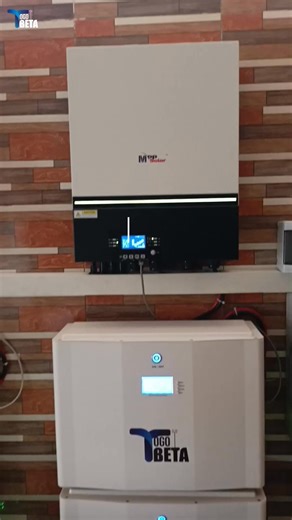 Durée de vie des batteries ? La réponse se trouve dans le nombre de cycles effectués au fil du temps. Les batteries que nous utilisons dans ces solutions de stockage stationnaire sont de 6000 cycles. Cela veut dire qu'on peut tirer de façon cumulée 6000 fois la capacité de la batterie avant qu'elle ne se dégrade. Prenons comme exemple une batterie de 5kWh. Si en une journée on tire 5 kWh de la batterie, alors on aura effectué un cycle. Si par contre, aujourd'hui on tire 2 kWh, demain 1 kWh et ap