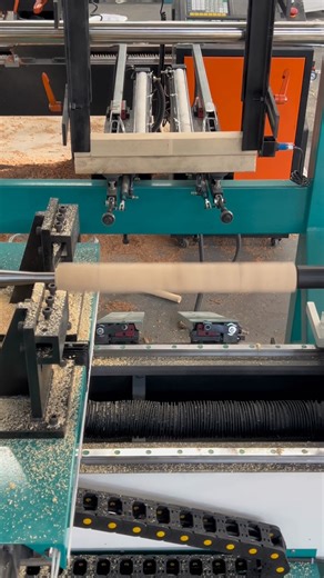 👉👍👉Double tool with automatic feeding CNC wood lathe automatic turning table legs! 👇👇👇The CNC woodworking lathe with automatic feeding is equipped with two turning tools, which can automatically feed and turn various products such as table and chair legs, sofa legs, bed legs, stair columns and other products. Automatic turning processing without manual intervention can effectively improve production efficiency, improve product quality and save costs.#cnc #wood #woodwork #woodworking #woodl