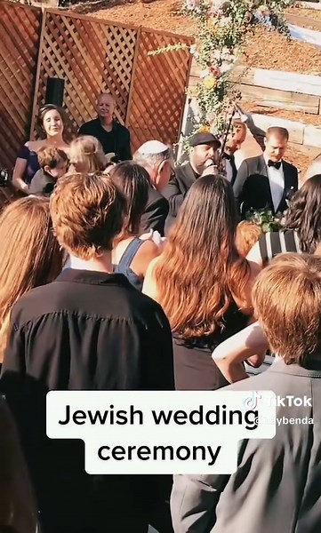 Singing at a moment that becomes a lifetime memory. Grateful to add my voice to such a beautiful ceremony. לשיר ברגע שהופך לזיכרון לכל החיים. אסיר תודה להיות חלק מרגעים כאלה #PeaceThroughMusic #ItayBenda #WeddingSinger #jewish #חתונה