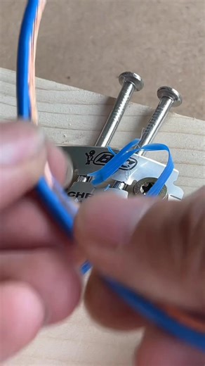 Safe wire stripping tip using a razor blade. #diy | Tuan CT