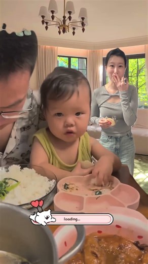 The baby looks so good while eating lol~/The baby is eating so nicely, hahaha~🥰😂