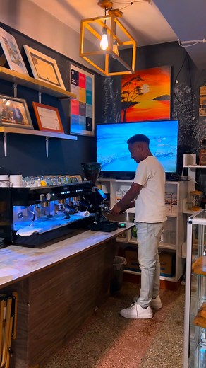 Today I crafted a beautiful single-origin latte with a clean tulip design. For perfect latte art, the details matter: 🌡 Milk Temperature: 55–60°C This is the sweet spot. At this temperature the milk becomes silky, creamy, and stable — perfect for pouring smooth layers. 🥛 Technique: • Start with microfoam that feels like wet paint. • Hold the cup at an angle and pour slowly. • Bring the pitcher closer to the surface to create the white layers. • Lift and cut through to finish the tulip. 🌷 Sing