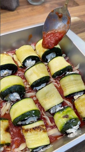 Gefüllte Zucchini-Röllchen aus dem Ofen mit Frischkäse und Tomatensauce