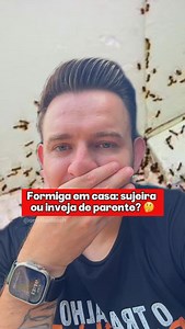 Formiga em casa: sujeira ou inveja de parente? 🐜👀 Se sua casa tá cheia de formiga nos últimos dias, atenção! ⚠️ Segundo especialistas, esse excesso de formigas pode não ser só falta de limpeza, mas sim um sinal claro de inveja de parente. Sim, você leu certo! 😱 De acordo com relatos e estudos sobre energias dentro de casa, quando as formigas aparecem em grande quantidade e principalmente andando em fila, isso pode indicar que alguém muito próximo, da sua própria família, tá de olho na sua vid