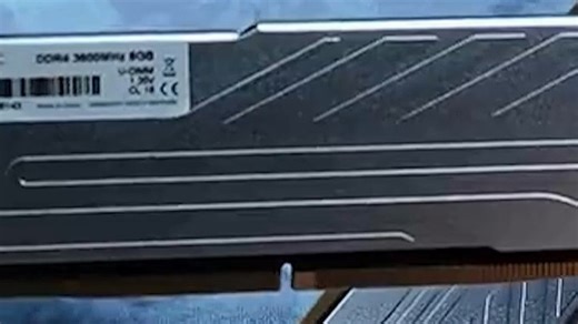 内存插2根和4根区别在于双通道与四通道性能差异，例如DDR4 3200MHz 16GB×2（32GB）组双通道更稳定，适合日常办公、轻度游戏，性价比高；4根可提