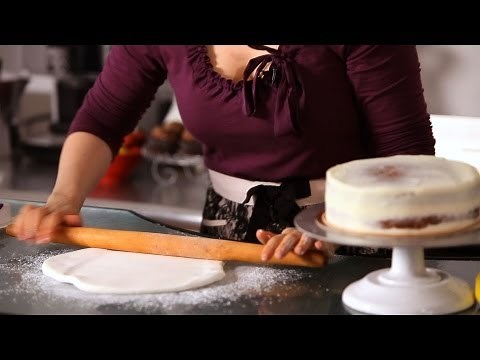 How to Work Fondant for a Cake | Cake Decorating