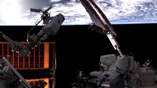 神21乘组圆满完成第一次出舱 为中国空间站安装了碎片防护装置