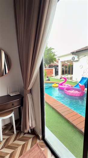 Room pool access dengan harga murah? Dapat 2 bilik dgn view mcm ni taw. Pastu another 3 rooms dalam main building termasuk kids playroom, kids playground, PS4, karaoke set & BBQ Pit ! Nak murah lagi jom book weekday MYR888 je utk 5 bilik dan whole villa privately for youuuu ❤️ #kidsfriendly #privatepoolvilla #poolmelaka #homestaypoolMelaka #cozyderio