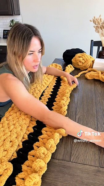 DIY Hufflepuff Chunky Blanket Tutorial