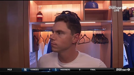 ドジャース ウィル・スミス✅試合後インタビュー（投手大谷について）『あらゆる球種を混ぜながら打ち取って本当に素晴らしい』記者:今シーズン序盤のこの時期に、彼の状態を見ることができました。今夜は全球種をうまく織り交ぜていましたが、全体的にボールのキレはどう見えましたか？スミス:本当に良かったと思います。あらゆる球種をうまく混ぜながら、打者を打ち取っていました。6回無失点ですからね。本当に素晴らしい先発でした。記者:昨年と比べて違いはありますか？スミス:いや、基本的には同じ配球ですね。もちろん、常に取り組みながら細かい部分を磨き続けていますけど、かなり昨年と似ています。ただ、もしかしたら少しずつ良くなっているかもしれませんね。とにかく、すごく良い状態です。記者:これだけ多彩な球種を持っていて、今日はカーブを多めに使うなど、その日によってスプリッター中心になることもある。そうした深い配球の幅はどれほどの強みですか？スミス:まあ、それはどの投手にも言えることですけどね。その日の中で何が機能しているか、打者がうまく対応できていないのは何かを探っていく。今夜は少しカーブが多めだったかもしれませんが