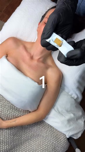 Dermaplaning with oil - removes dead skin evenly 💫 if you are right candidate, done monthly, dermaplaning helps: * ��Remove peach fuzz dull dead skin * �r Instantly brighten your complexion * ��Smooth out texture for that soft-girl glow * ��Help your skincare absorb deeper (huge difference!) * ��Make makeup sit like silk * ��Give you glow with zero downtime Why I choose dermaplaning with oil, not dry: * Creates a smooth, controlled blade glide * Reduces friction and irritation * Helps prevent o
