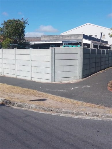 Another successful project completed last week in Lansdowne 💪🏽. We built a secure boundary wall for privacy and security using a combination of new and refurbished vibracrete slabs, giving the client a strong, cost-effective solution without compromising on quality. If you’re looking to improve your property’s security and privacy, get in touch with us today. 📞 WhatsApp: 084 748 7122 📧 Email: wildcatprojectscc@gmail.com #WildcatProjects #Vibracrete #BoundaryWalls #Construction #SecurityWalls