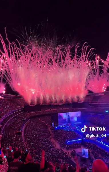 my fyp is full with the weekend concert 🎵🪩👯 #foryou #trend #theweekend #fyp #concert