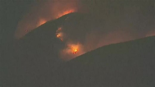 Interactive 3D map shows Border 2 Fire perimeter, evacuation zones