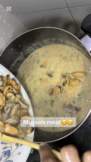 මගේ favorite mussels meat recipe එක 🧈Butter 🫒Olive oil 🧅Onion 🫑Bell pepper 🧄Garlic (block එකක් වගේ add කලේ මේක) 🧂Black pepper 🧂Salt 🧅 Onion Powder 🧄 Garlic powder 🍅 Tomato 🥛 Freshmilk ( stock water වෙනුවට) Whipping cream (Cooking cream වෙනුවට) 🌶️Red pepper ☘️coriander leaves or parsley 🦪Mussels meat #mussels #musselmeat #musselrecipes #mussel #seafood