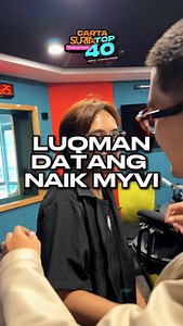 Luqman Podolski dah sampai konti untuk Carta SURIA Top 40 bersama Kai Hassan 🚘 Jangan lupa untuk dengarkan SURIA dimana jua anda berada 🙌🏻✨ | Suria FM