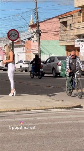 Jacqueline Darley on Instagram: "Oi, fui ali dar uma voltinha"