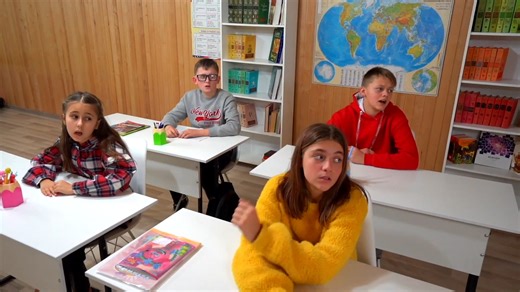 ¡Eva y amigos se convirtieron en Zombies! ¿Qué hizo la maestra Kate? | Amigos Forever