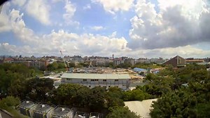 北美館擴建網站 直播畫面全新上線 北美館擴建案以「林中蘊藝，藝中觀林」的設計概念打造嶄新的藝術園區，融匯觀展體驗與自然休憩的功能： 🏛️ 全台首座覆土式地下美術館 🌊 波浪起伏的立體綠地景觀 🎭 專為新媒體與跨領域藝術打造的展演空間 擴建工程已於2022年正式動土，並預計在2028年底開館試營運。想親眼見證這座藝術新亮點的誕生嗎？歡迎點擊官網觀看即時直播，跟我們一起共同構築對藝術願景的未來想像！ ⬤ 北美館藝術園區網站：https://expansion.tfam.museum/?lang=TW ．．．．．．．．．．．．． TFAM Expansion, inspired by "Art Nurtured by Nature, Nature Observed in Art," creates Taiwan’s first underground art museum. This space for new media and interdisciplinary exhibitions integrates with the park landscape, forming an u