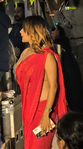 FOCUS MEDIA 🔵 on Instagram: "ലാവണ്യ സ്റ്റേജിൽ കേറാൻ നിൽക്കുന്നത് കണ്ടോ.? Lavanya manickam #lavanyamanickam #lavanya #malayalamlatest #actor"