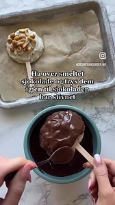 217K views · 643 reactions | Til 4 store is: 1 beger gresk yoghurt med vanilje 1/2 dl sukrinsirup eller annen setning 3 ss peanøttsmør Mørk sjokolade i biter Rør sammen alle ingrediensene, legg fire klatter på et kledd brett og fest ispinner. Legg i frysa i minst en time. Hvis du vil - dypp isen i smeltet mørk sjokolade og pynt med peanøtter, men det smaker helt nydelig uten det også ✨ | Fitfocuse | Facebook