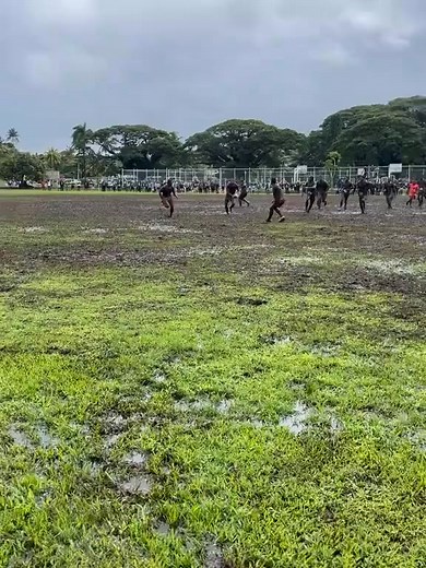 💪🏉 RUGBY non è solo uno sport. È fango sotto le scarpe 🟤, pioggia sul viso 🌧️, e determinazione nel cuore ❤️‍🔥. Quando il campo si fa duro, i duri iniziano a giocare. Niente ci ferma. Mai. #RugbyLife #PassioneVera #FangoEPotenza #lavocedelrugby #lestoriedimondorugbystico #nicolaparagonaeventi #nicolaparagona #passioneovale #mondorugbysticosummertour #mondorugbystico | Nicola Paragona