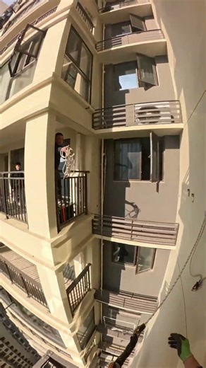 23楼第一视角观看空调室外机安装 #施工现场实拍 #空调安装 #高空作业