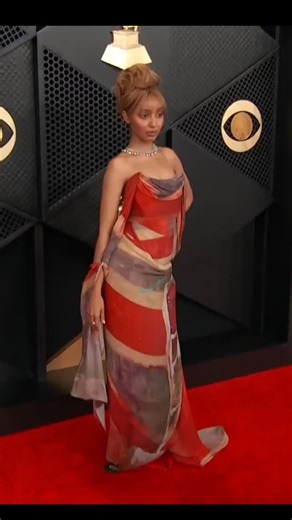 The Other Side on Instagram: "🚨🚨 Viral 🇺🇸🌍 PinkPantheress Grammys 2026 Pose 🚨🚨 🔥 PinkPantheress commands red carpet spotlight Just Now 🇺🇸🌍: British artist PinkPantheress posed on the red carpet at the 2026 Grammy Awards, capturing global attention as music’s biggest night highlighted emerging stars, fashion moments, and performances driving strong engagement across digital platforms. Stay tuned 🔥 👉 Follow The Other Side Channel for live updates: Instagram: @toschannelofficial Share