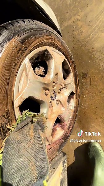 Nettoyage Hard Jantes - Résultat Impeccable 💥🚗 On attaque les jantes avec un nettoyage “hard” pour éliminer toutes les salissures tenaces ! 1️⃣ Application d’un nettoyant puissant 🧴 2️⃣ Brossage pour déloger la crasse incrustée 🧽 3️⃣ Rinçage haute pression pour un nettoyage en profondeur 🚿 🎬 Regardez l’avant/après, la différence est bluffante ! #NettoyageJantes #HardClean #CarDetailing #JantesPropres #Detailing #AutoLovers #CarCare #LavageAuto #AvantAprès