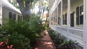 ISLAND CITY HOUSE SUITES!🍄🎋 Island City House is an all-suites property with three historic buildings in three different styles! Studios and 1&2 bedroom units surround a lush tropical garden and sparkling pool. Located in the Key West Historic Seaport District. Use code FINE when booking direct for a special discount! http://bit.ly/IslandCityKWF | Key West Finest