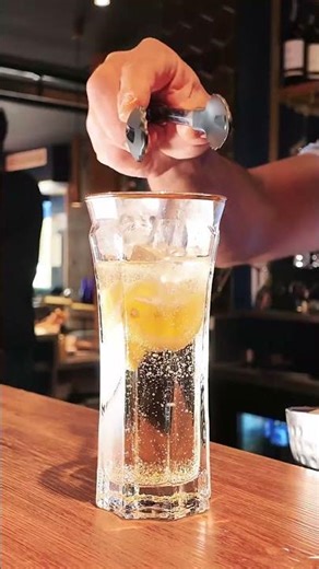 Un cocktail prend forme, avec justesse et simplicité.