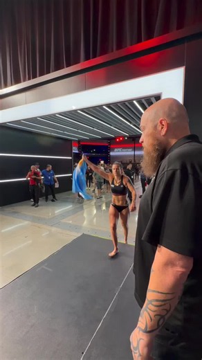 O BICHO VAI PEGAR NO OCTÓGONO! 🔥 #NormaDumont e #AilinPerez medem forças na luta co-principal do #UFCVegas121! 🇧🇷 🆚 🇦🇷 Se liga nessa encarada cheia de rivalidade! 👊 [ Sábado (26) | Ao vivo a partir das 17h SOMENTE no @ParamountPlusEsportes ]