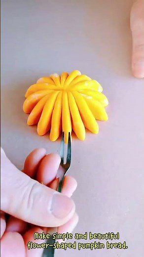 Make simple and beautiful flower-shaped pumpkin bread