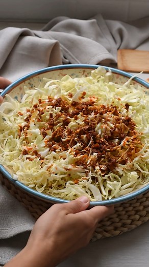 ✨Ensalada de col fácil ,ideal para acompañar platos de carne o pescado 💥INGREDIENTES: - Un trozo de col o repollo - 5-6 dientes de ajo - Sal - 1 cucharadita de pimentón (dulce o picante) - Aceite de oliva - Vinagre de vino o Jerez | Y hoy qué comemos