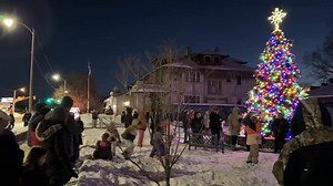 Christmas carols and carriage rides. It’s a great Christmas Season in Kendallville! | Historic Downtown Kendallville
