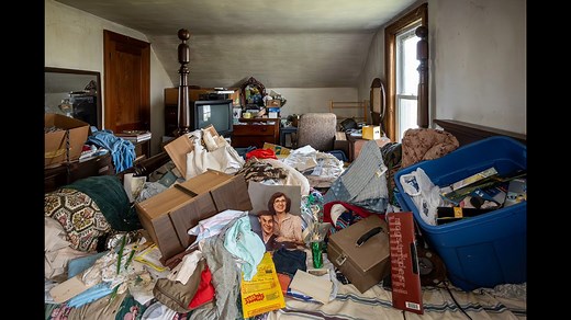 Huge Abandoned Hoarders House with Everything Left Behind with Power!