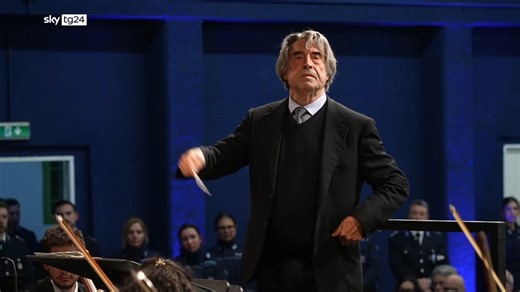 Riccardo Muti nel carcere di Opera con strumenti del mare