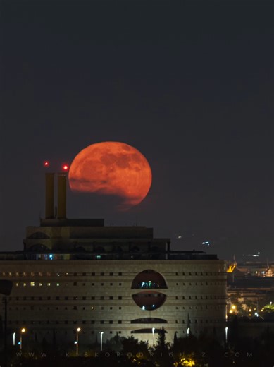 Moonrise over Seville 🌕 A timelapse created with more than 2000 photos to capture this moment in the night sky. Hours of planning and patience for just a few seconds of magic. #moon #moonrise #timelapse #astrophotography #astronomy
