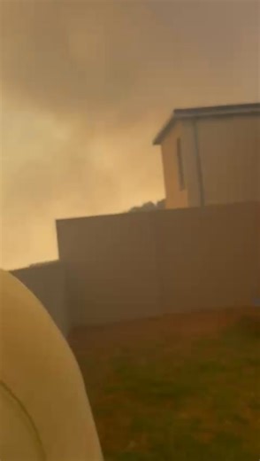 This video from a follower shows just how terrifying this is for people when the fire reaches their home. This was Hartenbos Heuwels just after 5pm today (8 January 2026), but the good news is that the home survived without damage. Whatsapp photos/videos to 081 251 8029 See https://snowreport.co.za for weather forecasts. Follow our https://snowreport.co.za/whatsappchannel | Snow Report SA