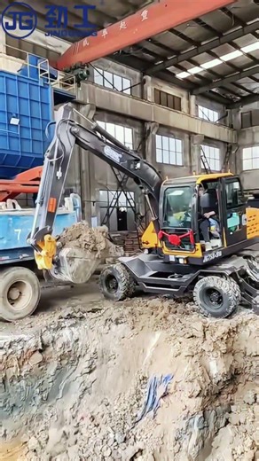 Excavator, Digging Site Live! Efficient Operation, Strength Visible