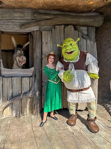 We met Shrek, Fiona, and Donkey in DreamWorks Land at Universal Orlando Resort! So fun! | Food At Disneyland