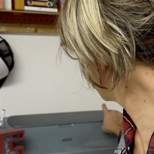 La plupart des femmes qui débutent avec leur Cricut pensent qu’elles doivent tout comprendre avant d’oser l’utiliser. Mais en réalité, c’est l’action qui débloque la peur, pas la théorie. Si tu veux comprendre comment fonctionne ta Cricut, pour arrêter de perdre ton temps sur YouTube... Si tu veux être guidée pas à pas par une experte et avancer sans prise de tête… Alors viens me rejoindre dans mon défi Cricut gratuit ! 👉 https://jecreejecut.com/missioncricut/ Tu vas découvrir : • Comment faire