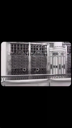 @songiisoz on Instagram: "Obuna bo‘ling 🍃 1997년 개봉한 영화 Titanic은 잭과 로즈의 운명적인 사랑을 통해 비극 속에서도 오래 남는 감정의 깊이를 보여주는 작품입니다. 화려한 연출보다 인물의 감정에 더 집중한 제임스 카메론 감독의 스타일은 지금 다시 봐도 묘하게 가슴을 울리죠. 배가 침몰하는 장면이 아닌, 두 사람이 서로를 바라보던 순간들이 더 강하게 기억에 남는 영화이기도 합니다. 이 감정을 완성해주는 곡이 바로 셀린 디온의 *“My Heart Will Go On”*입니다. 처음 들으면 잔잔한데, 어느 순간 자연스럽게 가슴이 벅차오르는 느낌을 줍니다. 특히 후반부의 고조되는 보컬은 영화 속 잭과 로즈의 마지막 장면과 겹쳐지면서 괜히 마음이 서늘해지기도 하고요. 많은 분들이 “이 노래가 나오면 왜 그 장면이 자동으로 떠오르는지 모르겠다”고 말하는데, 그만큼 영화와 음악이 자연스럽게 얽혀 있는 곡입니다. 1998년 아카데미 주제가상을 비롯해