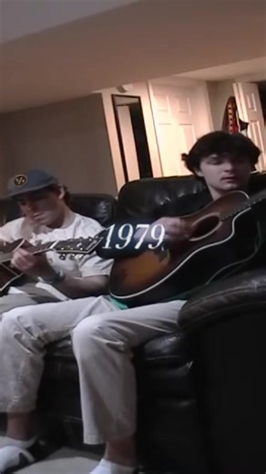 Might’ve botched some of the lyrics on this 📝 #1979 #thesmashingpumpkins #indierock #classicrock #acousticguitar