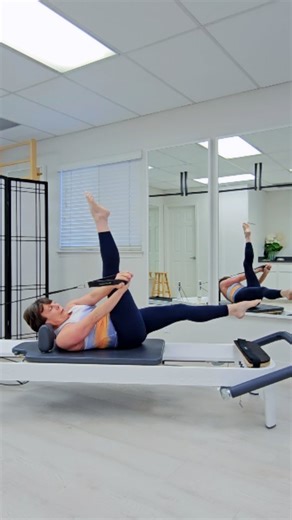 Creative Pilates 🌻 with Paula on Instagram: "Need some new arms in straps inspo? Try this unilateral arms in straps flow on the Pilates Reformer. This series will fire up your core with emphasis on the oblique abdominals. After both sides, it's full body fire 🔥 #reformerpilates #instapilates #fullbodypilates #armsinstraps #obliquesworkout #reformeradvantage #pilatestododia #pilatesfit"