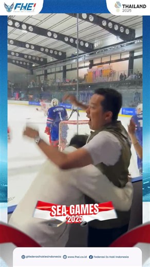 Federasi Hoki Es Indonesia on Instagram: "Momen Wakil Menteri Pemuda dan Olahraga Taufik Hidayat @taufikhidayatofficial merayakan gol kemenangan Timnas Hoki Es Indonesia pada babak Final melawan Thailand semalam. Timnas Hoki Es Indonesia berhasil membawa pulang medali emas setelah berhasil mengalahkan tuan rumah Thailand 3-2. Indonesia Juara 💪🏼 Credit video: @men20_ #IceHockeyIndonesia #IndonesiaBisa #IndonesiaJuara #EraBaru #SEAGames2025"
