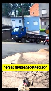 “En el momento preciso” #car #memes #vehicle #crash #fail #camion #hero | Vlol