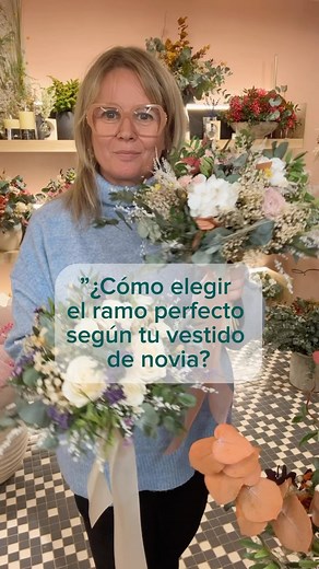 💐 Descubre los estilos de ramos de novia y cuál es ideal para ti 💐 El ramo de novia es mucho más que un accesorio, es el complemento perfecto para resaltar tu vestido y equilibrar tu silueta. Cada diseño tiene una intención y debe armonizar con el look de la novia. ✨ Tipos de ramos de novia y su vestido ideal 👑 Ramo en cascada → Elegante y con caída natural, perfecto para vestidos de corte princesa o imperio, ya que alarga la figura y complementa la majestuosidad de la falda. 🔥 Bouquet en es
